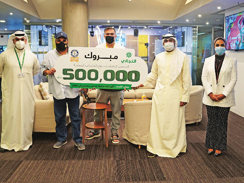 ممثلو البنك التجاري مع أسرة برنامج ديوانية الياقوت والأنصاري