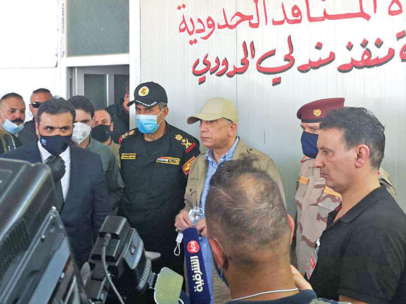 رئيس الحكومة مصطفى الكاظمي متحدثاً خلال مؤتمر عقده بمنفذ مندلي الحدودي مع إيران أمس    (أ ف ب)