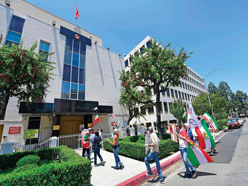 إيرانيون ـــ أميركيون يتظاهرون أمام القنصلية الصينية في لوس أنجلس أمس الأول احتجاجاً على الاتفاقية الأخيرة بين إيران وبكين            (ا ف ب)