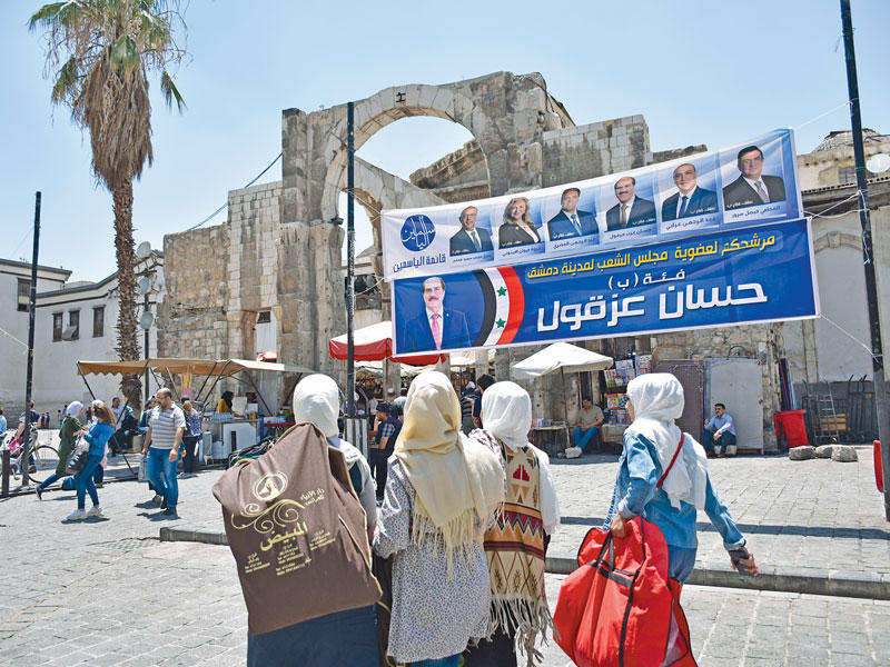 ملصقات المرشحين للانتخابات البرلمانية المقررة الأحد المقبل تغرق شوارع دمشقt (إي بي إيه)