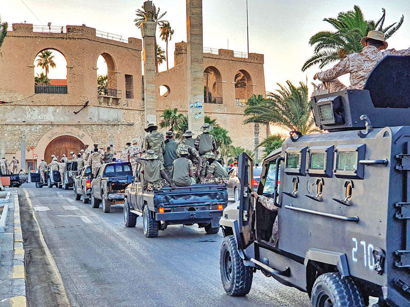 رتل لـ «كتائب طرابلس» الموالية لـ «الوفاق» في العاصمة الليبية أمس الأول      (أ ف ب)