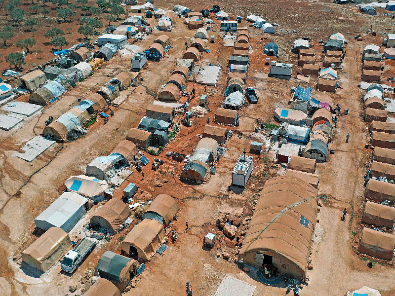 بات ملايين السوريين مهددين بتوقف المساعدات وسط خلاف دولي حول تمديد تفويض أممي. وفي الصورة مخيم لنازحين في إدلب (أ ف ب)n