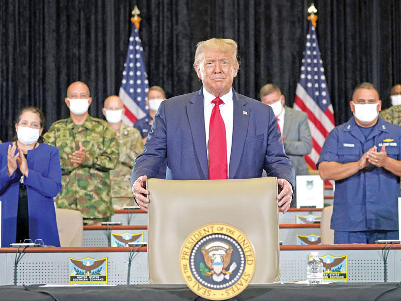 الرئيس الأميركي دونالد ترامب أثناء زيارة القيادة الجنوبية (ساوثكوم) في فلوريدا أمس الأول (رويترز)