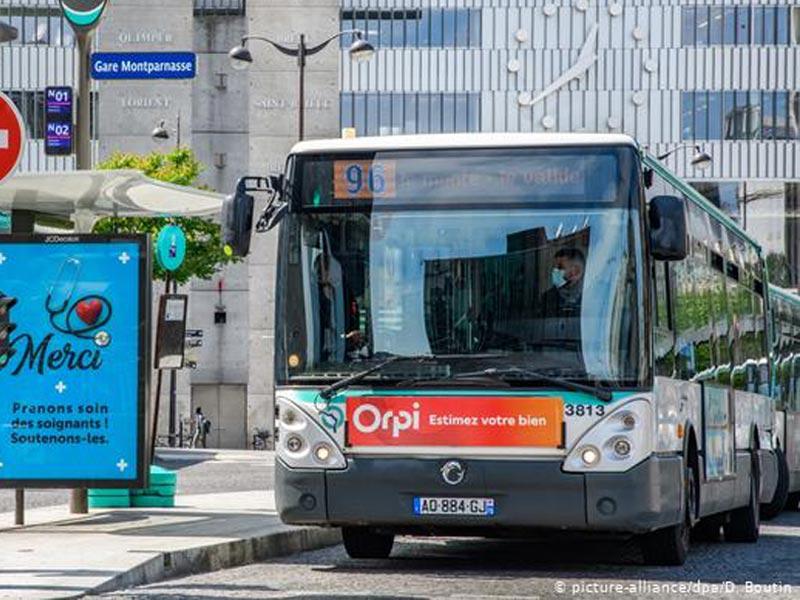 احتجا على «الكمامات» وقتلا السائق