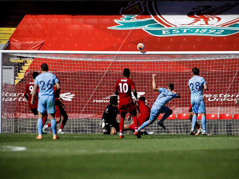 جانب من مباراة ليفربول وبيرنلي