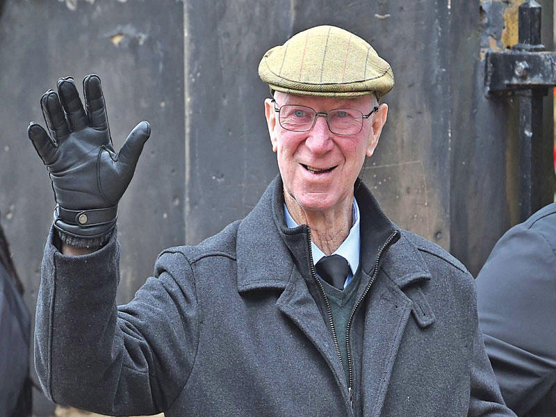 اللاعب السابق جاك تشارلتون