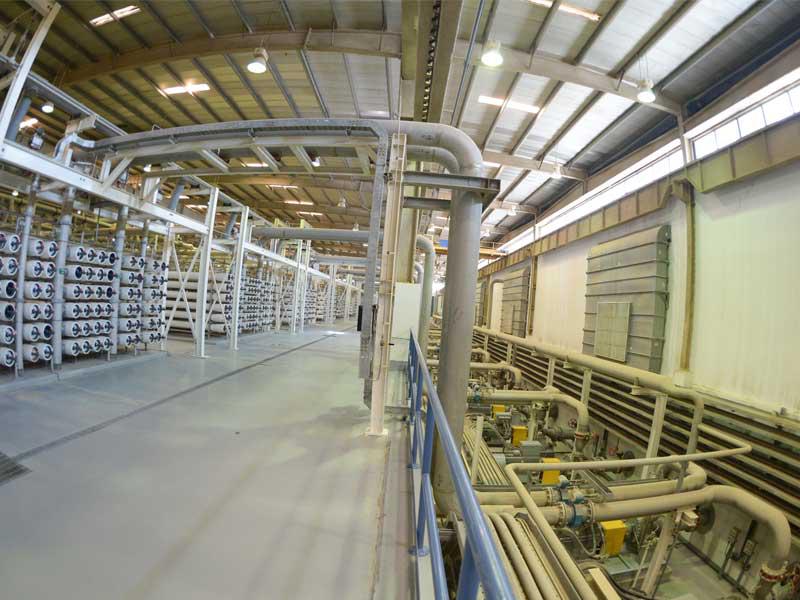 معدات التناضح العكسي داخل محطة الصليبية 