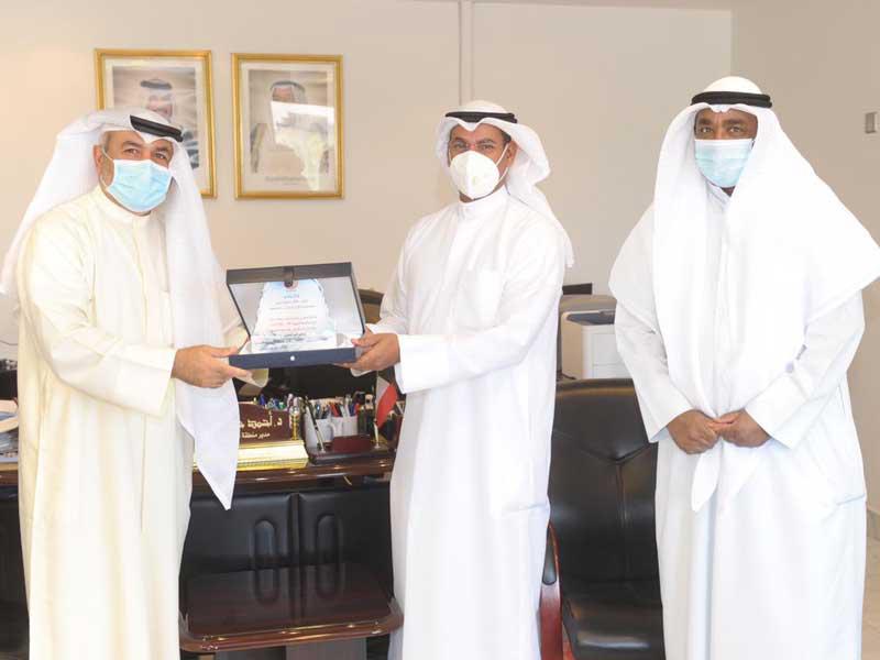 مدير منطقة الأحمدي الصحية د. أحمد الشطي مكرماً رئيس مجلس الإدارة الرئيس التنفيذي لمجموعة الجري القابضة طلال الجري