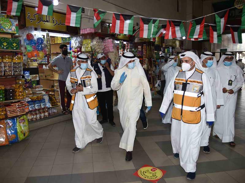 جانب من جولة البلدية في سوق المباركية 