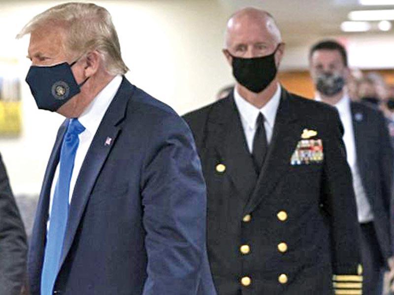 كمامة الرئيس الأميركي دونالد ترامب زرقاء وبختم رئاسي