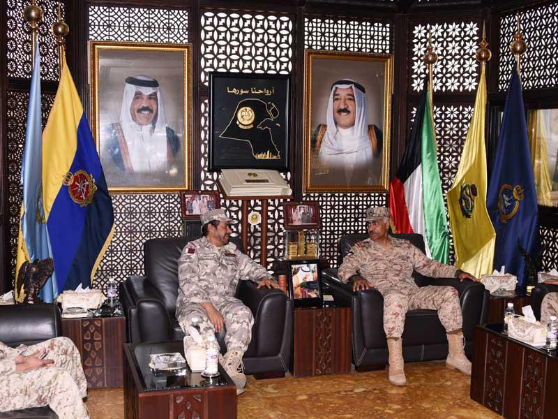 رئيس الأركان العامة للجيش الفريق الركن محمد الخضر والملحق العسكري القطري لدى البلاد اللواء الركن بحري إبراهيم الكبيسي خلال اللقاء أمس