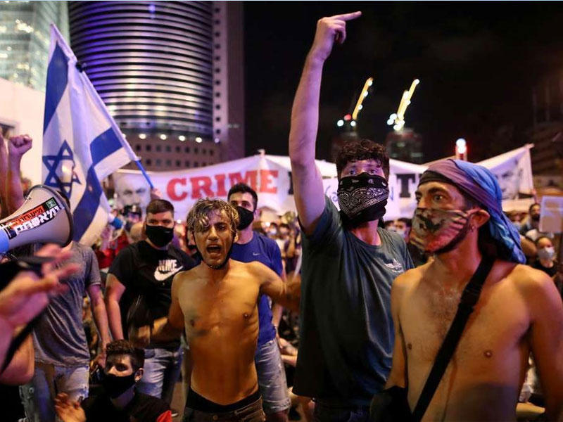 اسرائيليون يسدون تقاطعًا رئيسيًا في المدينة وهم يحتجون على رد الحكومة على التداعيات المالية لأزمة الفيروسات التاجية في تل أب