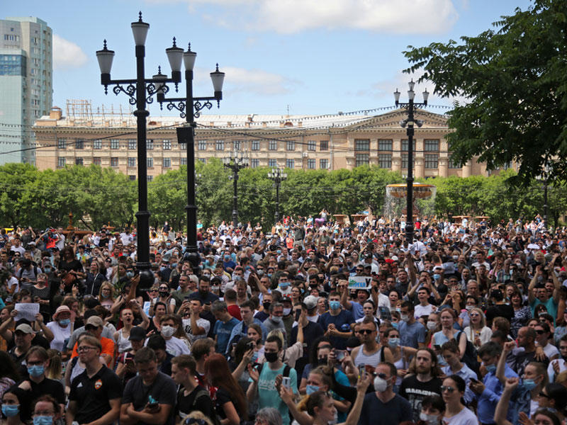 تظاهر مئات الأشخاص في خاباروفسك دعماً لحاكم المنطقة الذي اتهم بالقتل