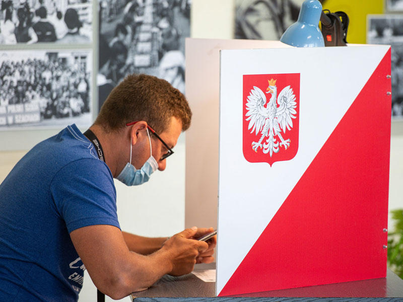 أحد الناخبين في بولندا يدلي  بصوته في جولة لاعادة الانتخابات الرئاسية