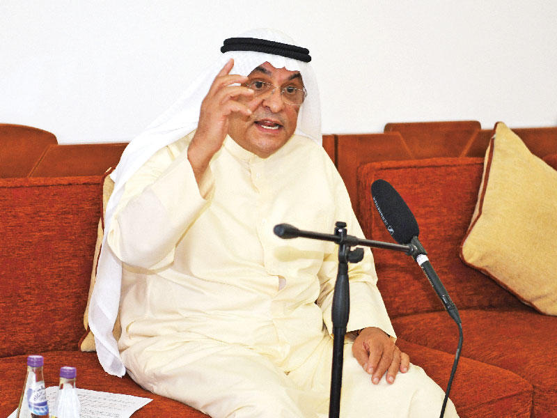 رئيس غرفة التجارة والصناعة، رئيس مجلس العلاقات العربية والدولية النائب السابق محمد الصقر متحدثاً خلال اللقاء