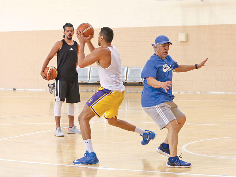 المدرب الوطني سالم الداوود يقود التدريبات