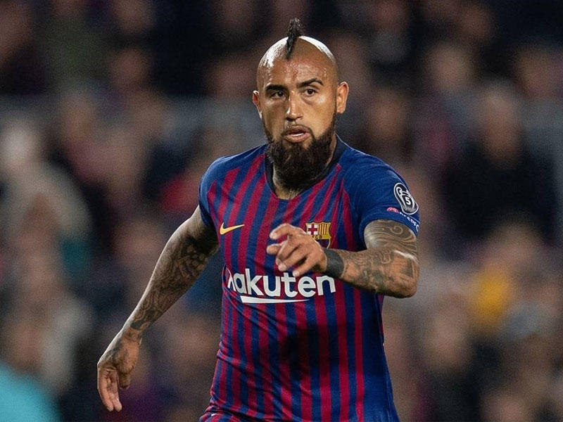 التشيلي أرتورو فيدال لاعب وسط برشلونة