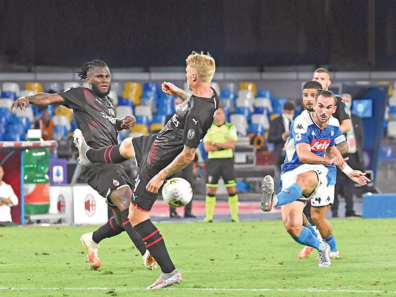 فابيان رويز في محاولة للتسجيل بمرمى ميلان