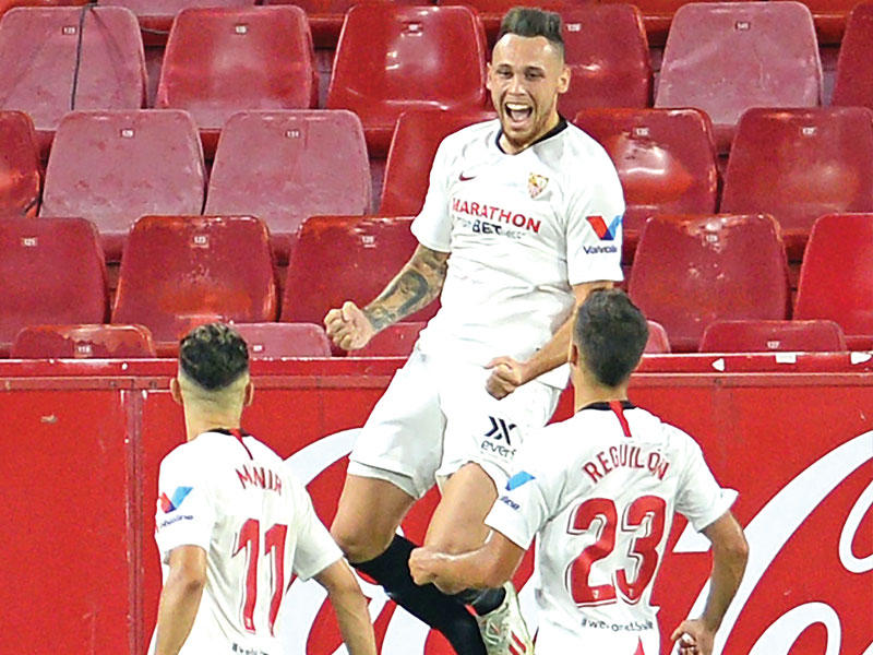 أوكامبوس نجم إشبيلية يحتفل بهدفه في مرمى مايوركا