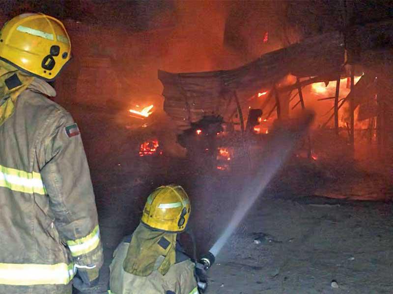 جانب من إخماد الحريق