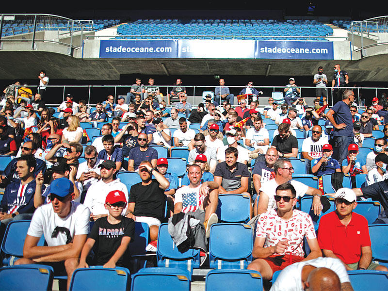 جانب من الجماهير خلال مباراة باريس سان جرمان