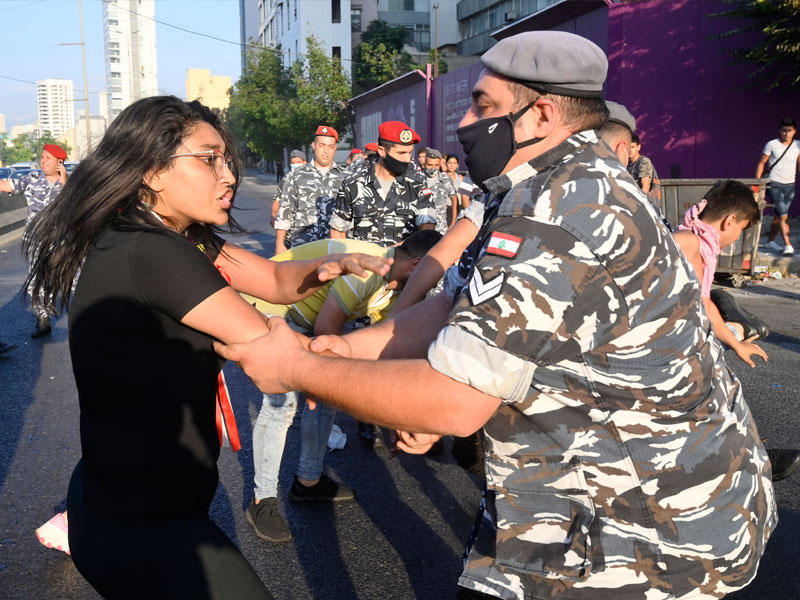 مواجهة بين متظاهرة معارضة للحكومة ودركي في بيروت أمس (اي بي ايه)