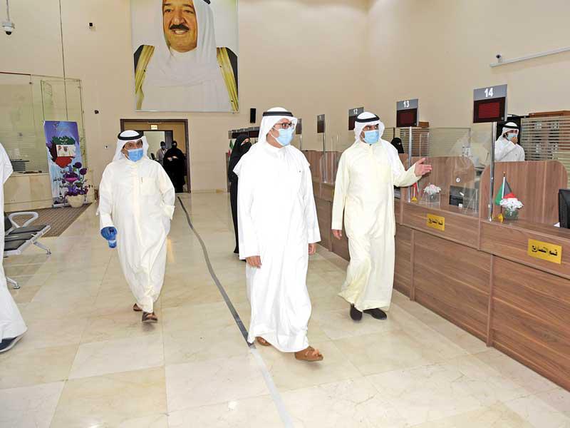  نائب مدير الهيئة العامة للقوى العاملة لقطاع شؤون العمالة، عبدالله المطوطح خلال جولته على إدارة العقود الحكومية أمسt (تصوير ميلاد غالي)