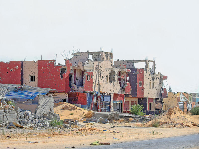 مبنى تعرض لأضرار جراء المعارك في الضاحية الجنوبية لطرابلسt(أ ف ب)