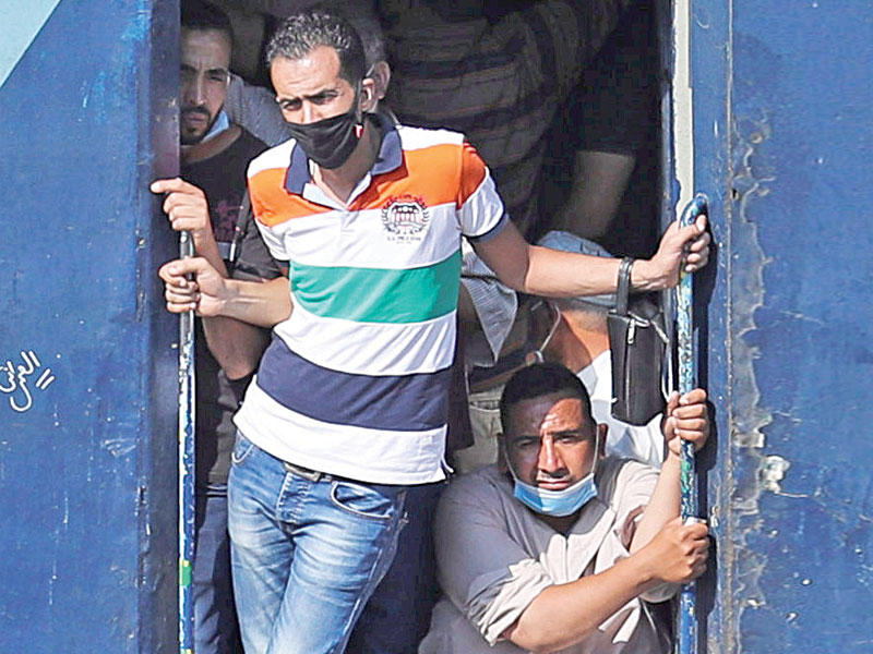 مصريون على متن قطار في القاهرةt (رويترز)