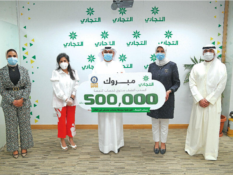 الفائز في سحب «النجمة» يتسلم جائزته