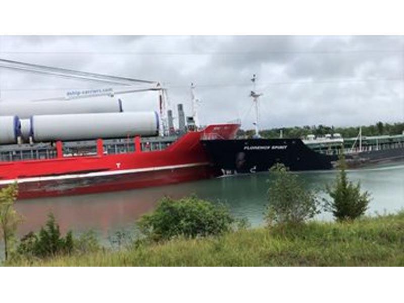 لحظة التصادم بين السفينتين في الممر المائي