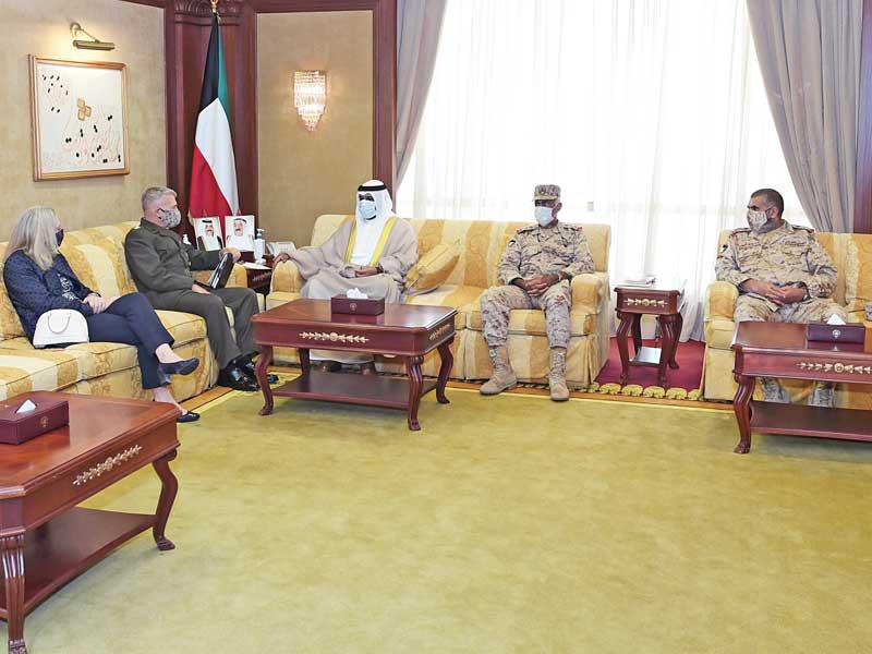 نائب رئيس مجلس الوزراء وزير الدفاع الشيخ أحمد المنصور مستقبلاً الوفد الأميركي أمس