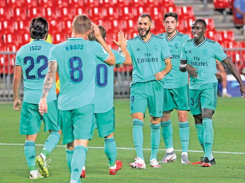 بنزيمة نجم الريال يحتفل بهدفه في مرمى غرناطة