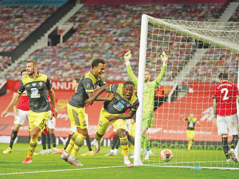 أوبافيمي نجم ساوثامبتون يحتفل بهدفه في مرمى مان يونايتد