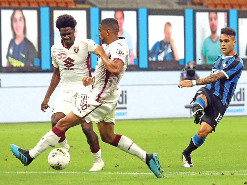 لاوتارو مارتينيز نجم الإنتر يسجل الهدف الثالث