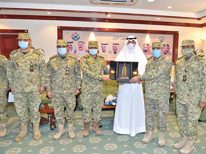 محافظ الأحمدي الشيخ فواز الخالد  مكرماً وكيل الحرس الوطني الفريق الركن هاشم الرفاعي أمس