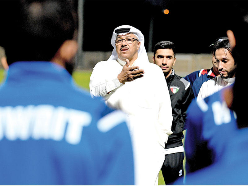 خالد الشمري رئيس اللجنة الفنية يوجه لاعبي المنتخب في تجميع سابق