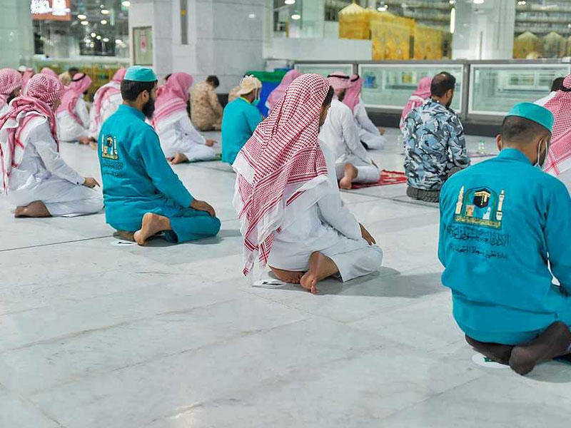 سلمون يصلون أثناء التباعد الاجتماعي في المسجد الحرام بمكة 