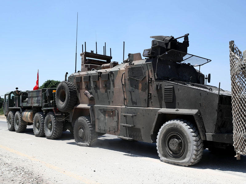 سحب مدرعة تركية أصيبت بالانفجار أمس     (أ ف ب)