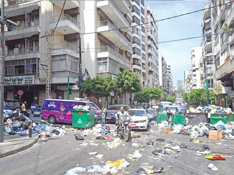 أكياس القمامة ملقاة في أحد شوارع بيروت أمس احتجاجاً على الوضع المعيشي (أي بي أيه)