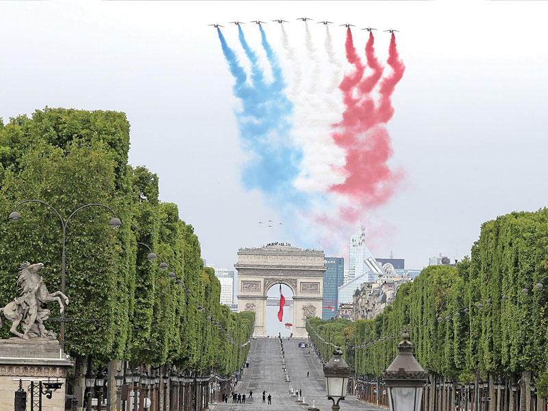 عرض عسكري جوي فوق جادة الشانزيليزيه أمس (أ ف ب)