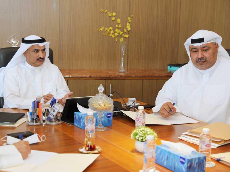 وزير التربية ووزير التعليم العالي سعود الحربي خلال اجتماعه بموجهي الحاسوب أمس ويبدو الوكيل المساعد للتعليم العام أسامة السلطان