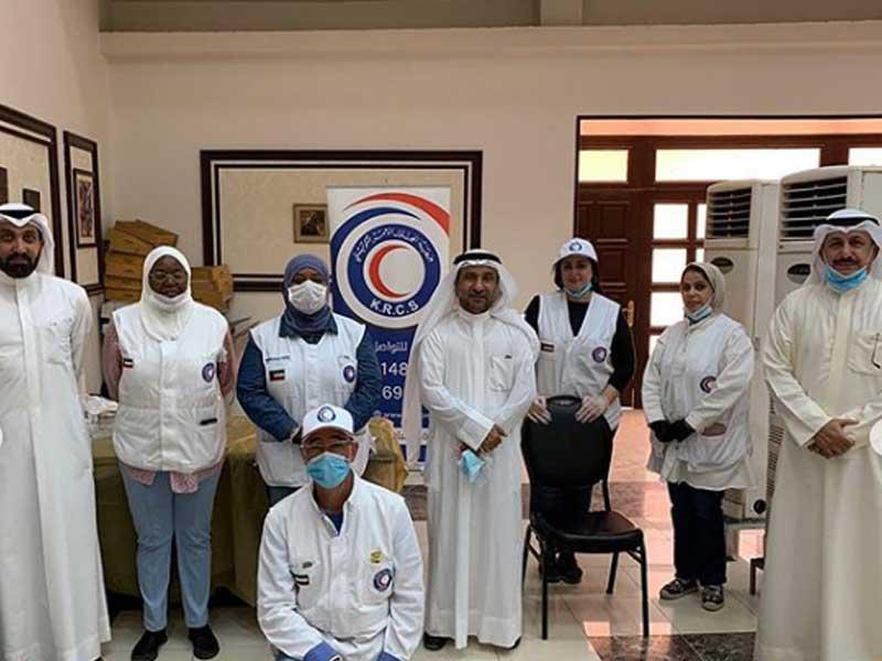 المدير العام لمنطقة الفروانية التعليمية منصور الظفيري متوسطاً فريق الهلال الأحمر وبعض الموظفين