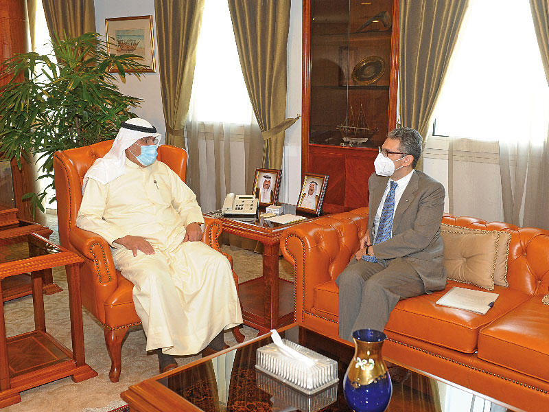 رئيس غرفة تجارة وصناعة الكويت محمد جاسم الصقر مستقبلاً السفير الإيطالي لدى الكويت كارلو بالدوتشي