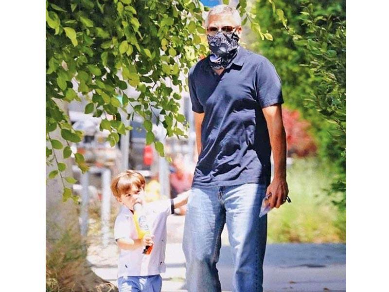 النجم الأميركي ​جورج كلوني​ برفقة ابنه ألكسندر