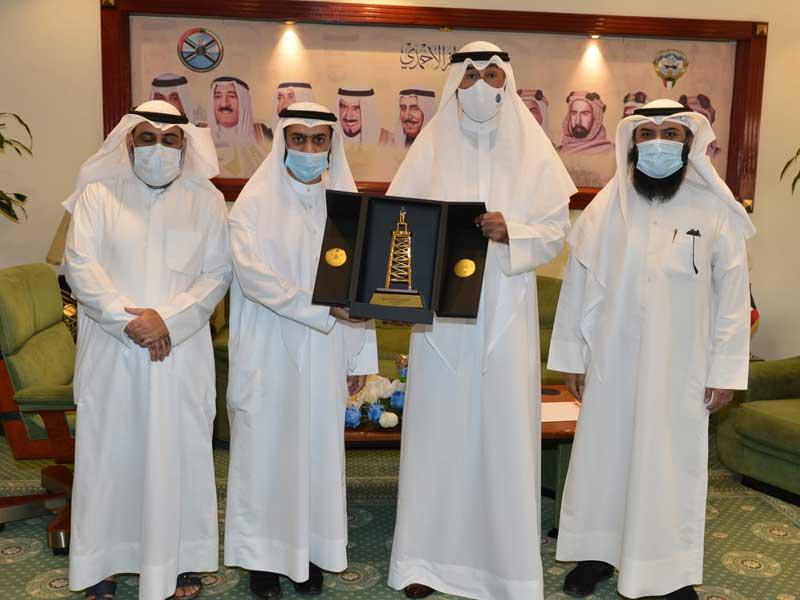 درع تذكارية من محافظ الأحمدي الشيخ فواز الخالد لمسؤولي وزارة الأوقاف والشؤون الاسلامية