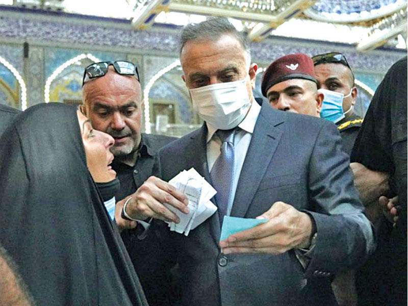 الكاظمي يستمع لشكوى عراقية خلال زيارته إلى كربلاء أمس الأول 