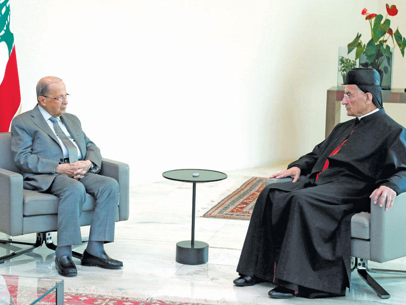 الرئيس ميشال عون مستقبلاً البطريرك بشارة الراعي في القصر الجمهوري أمس  (دالاتي ونهرا)