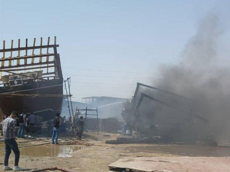 جانب من حريق ميناء بوشهر الإيراني يلتهم 7 سفن على الأقل