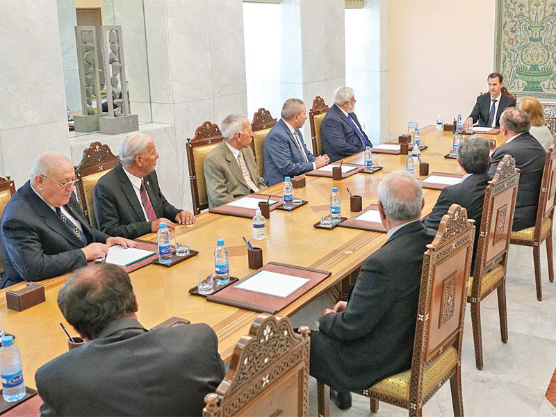 الرئيس السوري بشار الأسد مجتمعاً بعدد من رابطة المحاربين أمس الأول (صفحة الرئاسة)